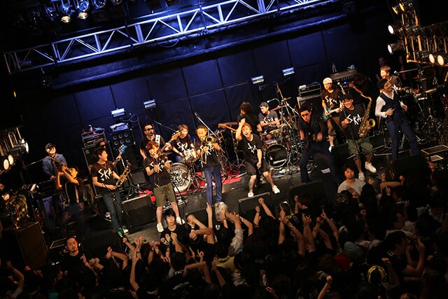 東京スカパラダイスオーケストラとKEMURIのコラボパフォーマンスの様子。