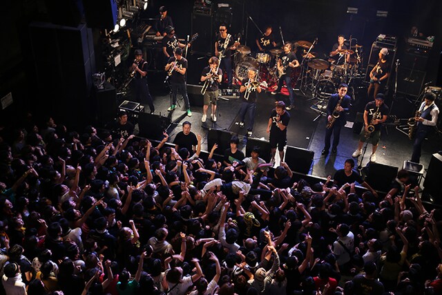 フロアにはダイバーも続出した。