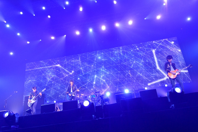 BUMP OF CHICKEN「BUMP OF CHICKEN 2013 TOUR "WILLPOLIS”」東京・日本武道館公演の様子。(撮影:古渓一道)