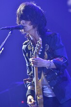 藤原基央（Vo, G）（撮影：古渓一道）