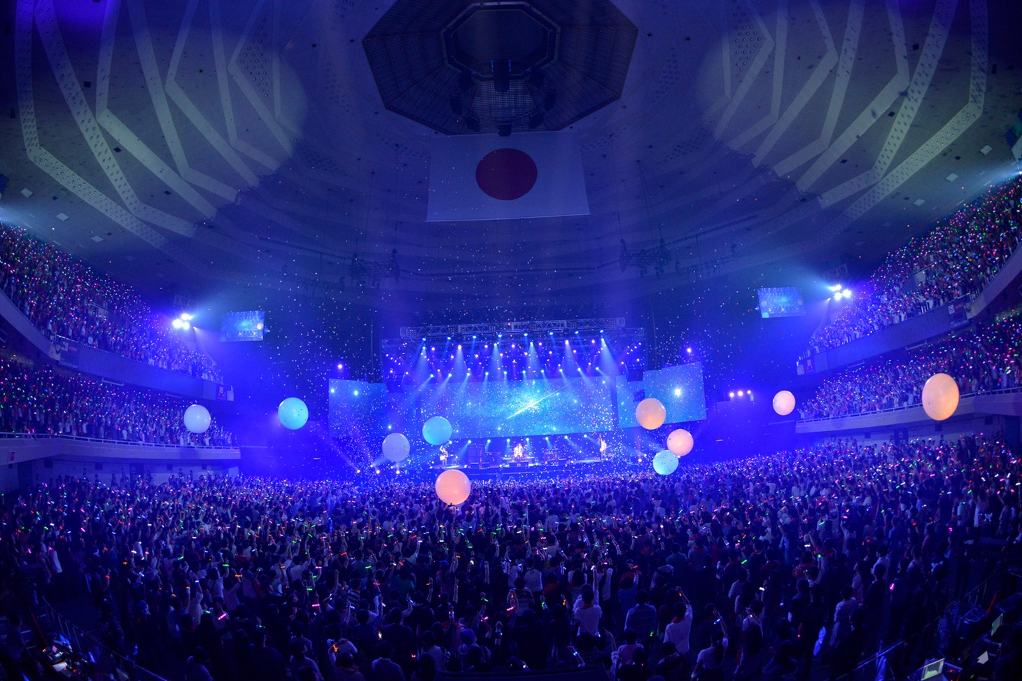 BUMP OF CHICKEN「BUMP OF CHICKEN 2013 TOUR "WILLPOLIS”」本日10月29日の東京・日本武道館公演の様子。（撮影：古渓一道）