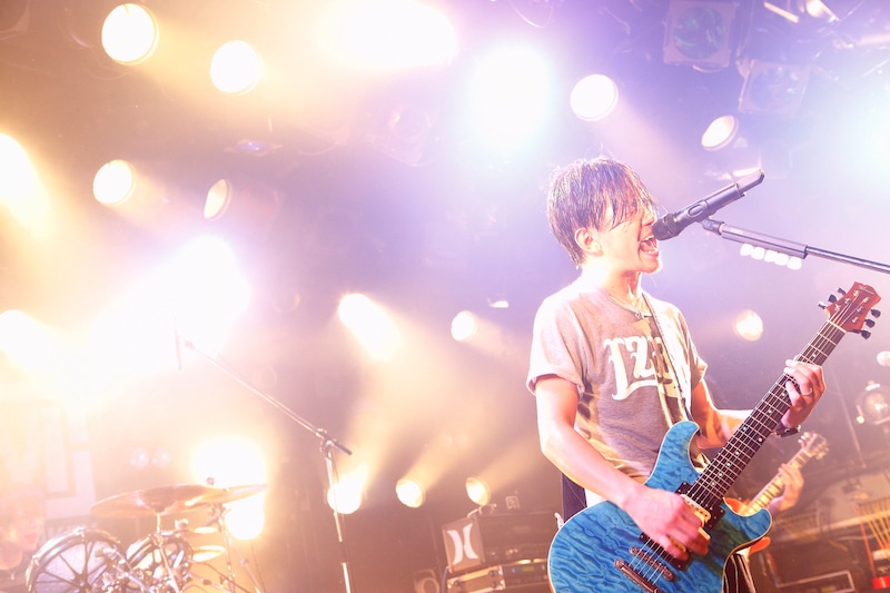 w-shun（Vo, G）（Photo by Rie Suwaki [MAXPHOTO]）