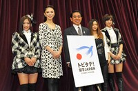 「トビタテ！留学JAPAN」のロゴ＆スローガン発表会の登壇者。左から仲川遥香（JKT48）、森理世、下村博文文部科学大臣、倉木麻衣、宮澤佐江（SNH48）。