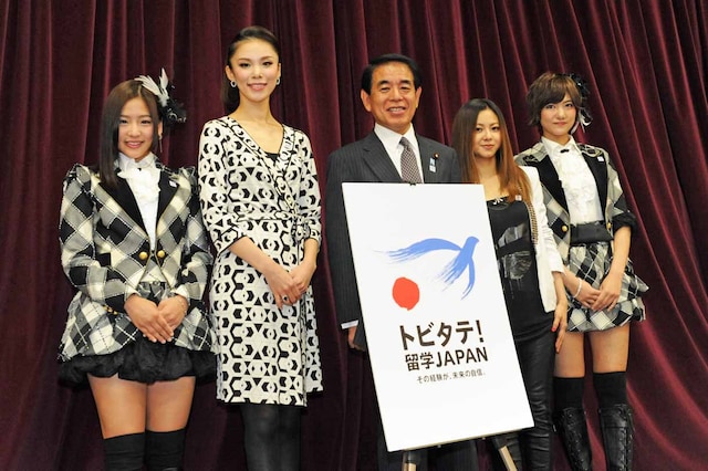 「トビタテ！留学JAPAN」のロゴ＆スローガン発表会の登壇者。左から仲川遥香（JKT48）、森理世、下村博文文部科学大臣、倉木麻衣、宮澤佐江（SNH48）。