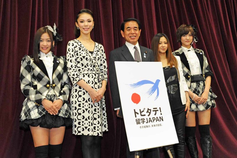 「トビタテ！留学JAPAN」のロゴ＆スローガン発表会の登壇者。左から仲川遥香（JKT48）、森理世、下村博文文部科学大臣、倉木麻衣、宮澤佐江（SNH48）。