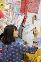 熱いメッセージは等身大パネルの胸の位置から足元までビッシリ。