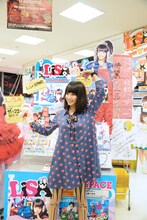 タワーレコード新宿店の特設コーナーで記念撮影するLiSA。