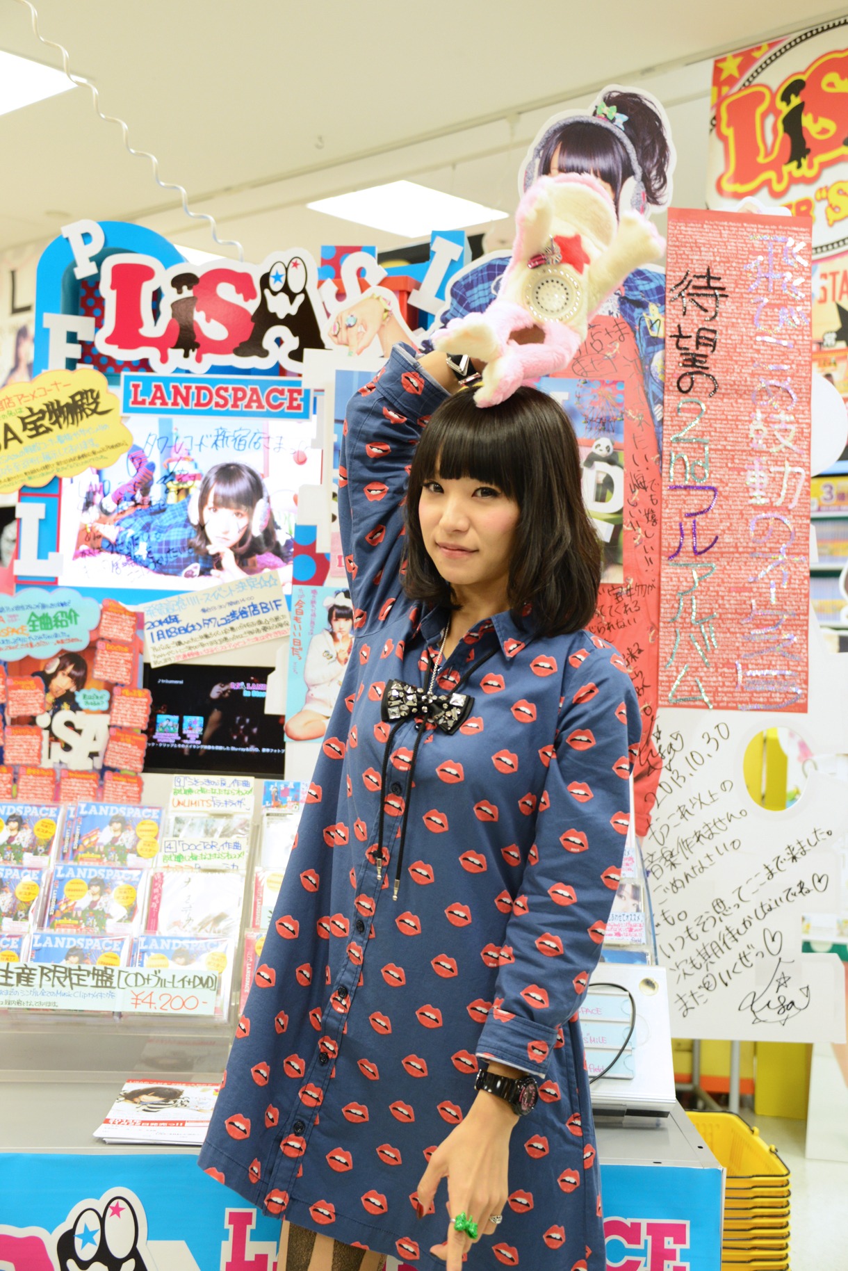 タワーレコード新宿店の特設コーナーで記念撮影するLiSA。