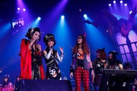 HYDEとねごとのメンバーたち。（撮影：緒車寿一、田中和子）