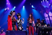 今週の人気の画像5位は「花魁HYDE!あまちゃんDAIGO!VAMPSハロウィンライブ」より、HYDEとねごとのメンバーたち。(撮影:緒車寿一、田中和子)