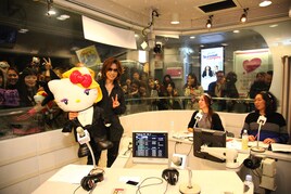 YOSHIKI、8年ぶりスペイン坂スタジオ登場でファン熱狂