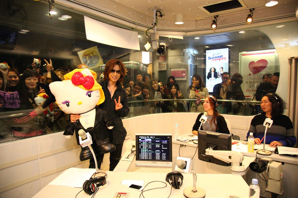 yoshikittyを抱えて記念撮影に応じるYOSHIKI。