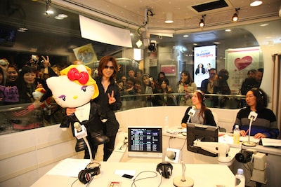 yoshikittyを抱えて記念撮影に応じるYOSHIKI。