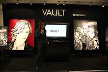 コンラッド・リーチ作のYOSHIKIポートレート作品の前で記念撮影を行うYOSHIKI。
