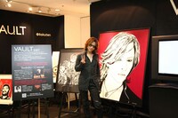 コンラッド・リーチ作のYOSHIKIポートレート作品の前で記念撮影を行うYOSHIKI。
