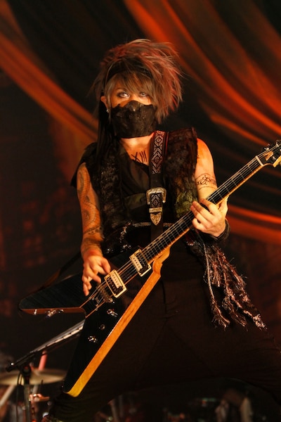 忍者の仮装に挑戦したK.A.Z。（撮影：緒車寿一、田中和子）