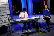 「MUSIC FRIDAY on Google+ | YouTube」で作曲するさかいゆう。