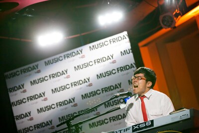「MUSIC FRIDAY on Google+ | YouTube」でのさかいゆうのスタジオライブの様子。