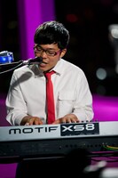 「MUSIC FRIDAY on Google+ | YouTube」でのさかいゆうのスタジオライブの様子。