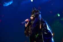 セクシーなバットガールになったベッキー♪♯。（撮影：緒車寿一、田中和子）