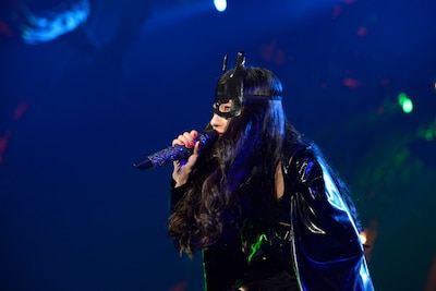 セクシーなバットガールになったベッキー♪♯。（撮影：緒車寿一、田中和子）