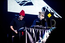 左からTAKUMA（10-FEET）、DJ Santa Monica（MAN WITH A MISSION）。