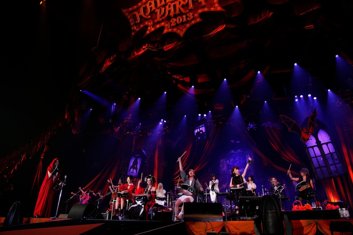 リズムゲームに興じるHALLOWEEN JUNKY ORCHESTRAの面々。（撮影：緒車寿一、田中和子）
