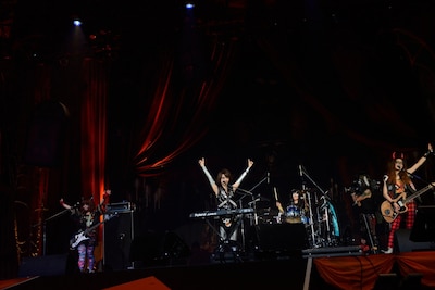 「HALLOWEEN PARTY 2013」でパフォーマンスをするねごと。（撮影：緒車寿一、田中和子）