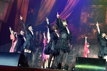ゴスファッションで観客を魅了した乃木坂46。（撮影：緒車寿一、田中和子）