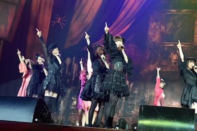 ゴスファッションで観客を魅了した乃木坂46。（撮影：緒車寿一、田中和子）