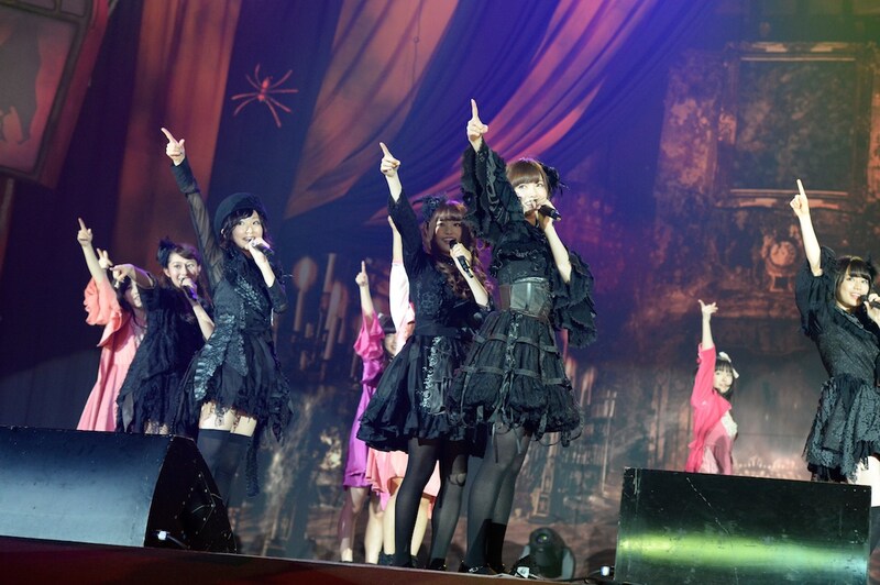 ゴスファッションで観客を魅了した乃木坂46。(撮影:緒車寿一、田中和子)