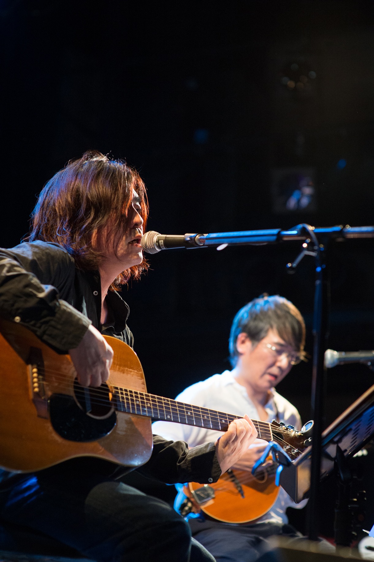 Soggy Cheeriosが10月23日に実施した東京・WWW公演の様子。手前が直枝政広、奥が鈴木惣一朗。（撮影：ショベル本多）