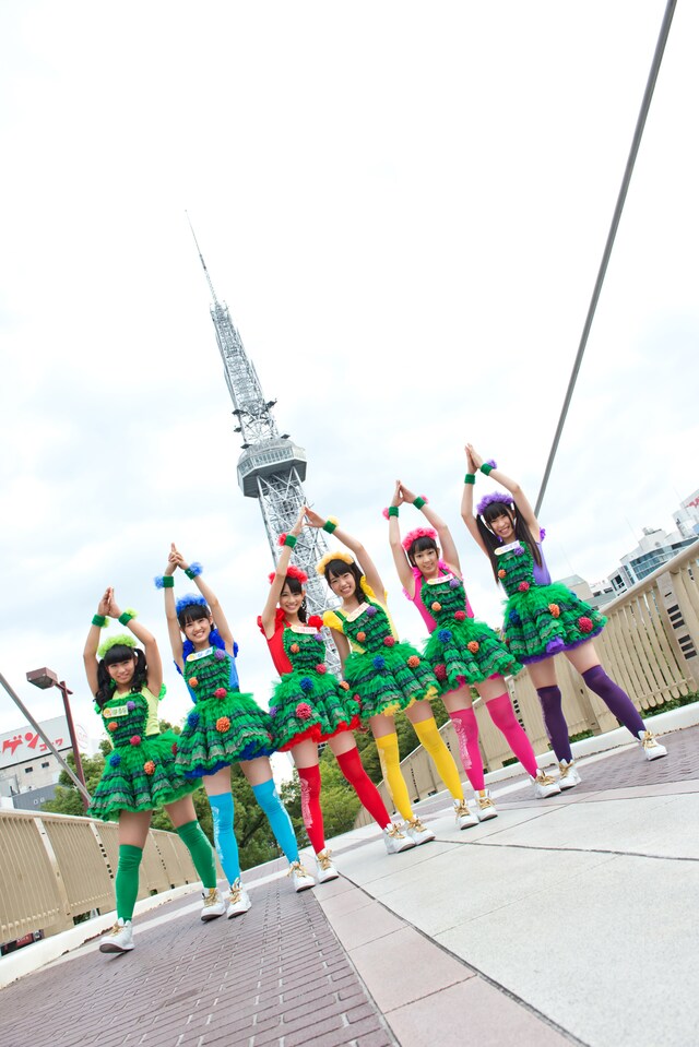 チームしゃちほこ。後ろは名古屋テレビ塔。