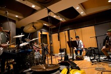 バンド「堂島孝平×A.C.E.」による一発録りレコーディングの様子。