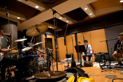 バンド「堂島孝平×A.C.E.」による一発録りレコーディングの様子。