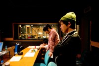 真剣な表情でサウンドをチェックする堂島孝平。