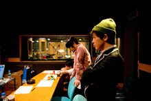 真剣な表情でサウンドをチェックする堂島孝平。