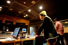 モニターから流れるサウンドに集中する堂島孝平。