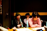 ミキシングルームでサウンドをチェックする堂島孝平×A.C.E.。