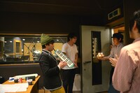 カバー曲のレコーディングが行われた日は、A.C.E.メンバー小松シゲルの誕生日。サプライズでバースデーケーキが用意された。