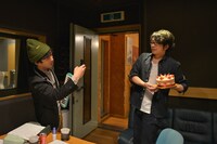 バースデーケーキを持った小松シゲルを撮る堂島孝平。