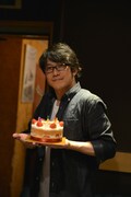 バースデーケーキを持った小松シゲル。
