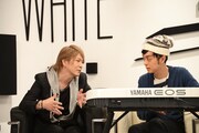 番組収録中にコラボ楽曲のアイデアを出し合う小室哲哉（左）とヒャダイン（右）。