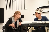 番組収録中にコラボ楽曲のアイデアを出し合う小室哲哉（左）とヒャダイン（右）。
