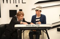 私物のEOSを弾くTKの姿にテンションが上がるヒャダイン。