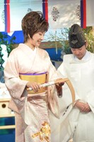 地鎮祭で鍬入れの儀を行う小林幸子。