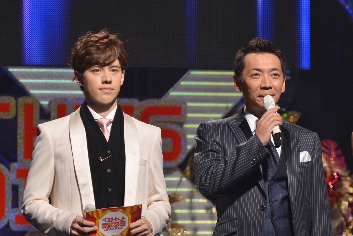 「ベストヒット歌謡祭2013」司会を務めるウエンツ瑛士、宮根誠司。