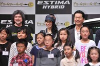 映画「エスティマ ドリームリレー・ムービー」完成上映会で子どもたちとフォトセッションに応じるDREAMS COME TRUE。