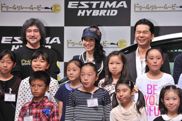 映画「エスティマ ドリームリレー・ムービー」完成上映会で子どもたちとフォトセッションに応じるDREAMS COME TRUE。