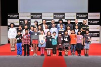 映画「エスティマ ドリームリレー・ムービー」完成上映会で行われたフォトセッションの様子。